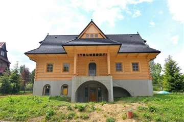 Detailed treatment of colored stone metal tiles during construction